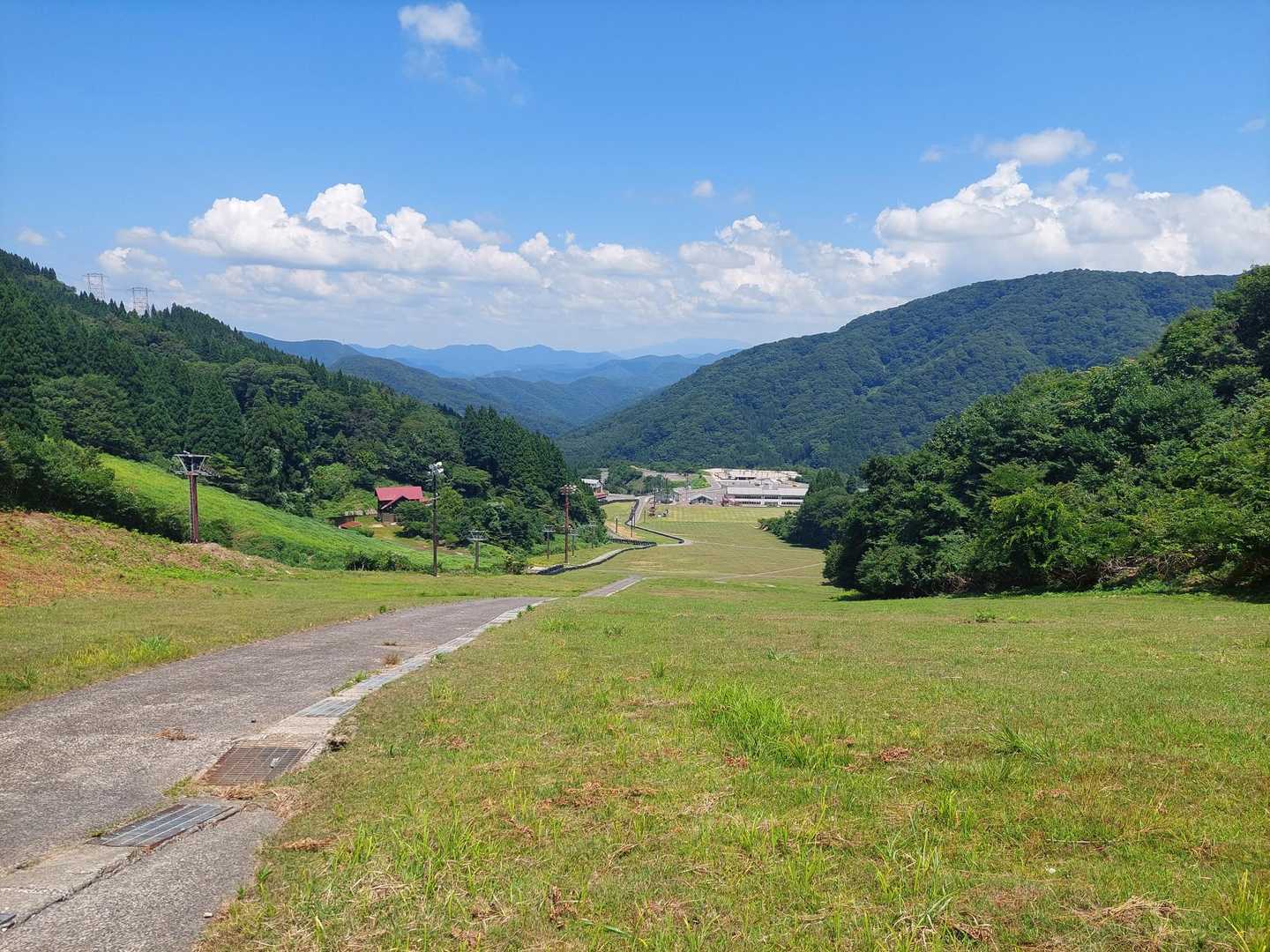 下山はゲレンデを歩きました