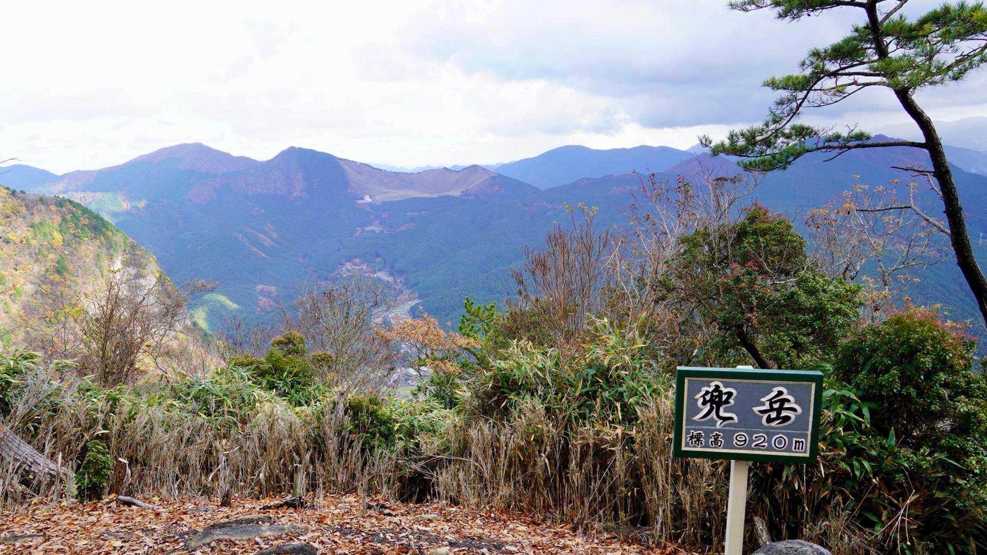 兜岳頂上、曽爾高原が見渡せます。