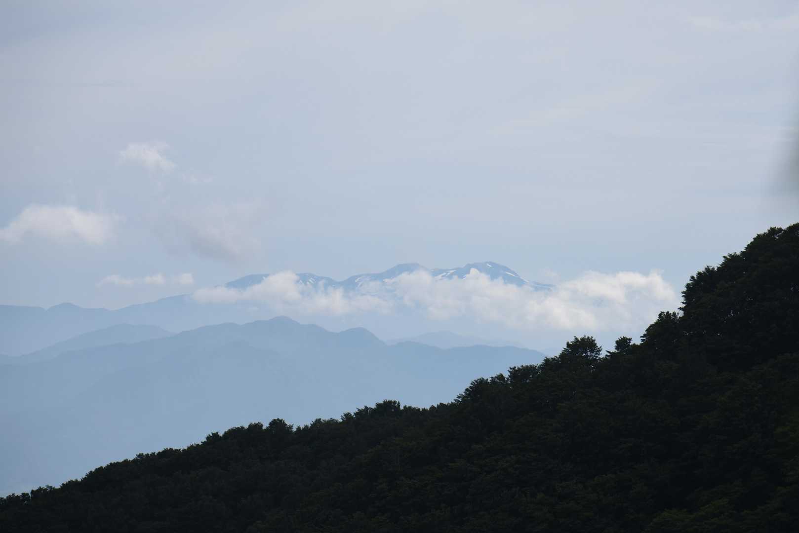 《 小葉谷コース 》

『白山』
そしてチラ!!　トシが愛する霊峰が山頂だけ顔を出しててくれました♬
(t)