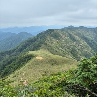 最初の岩場を登り切って、振り返って見た冠平