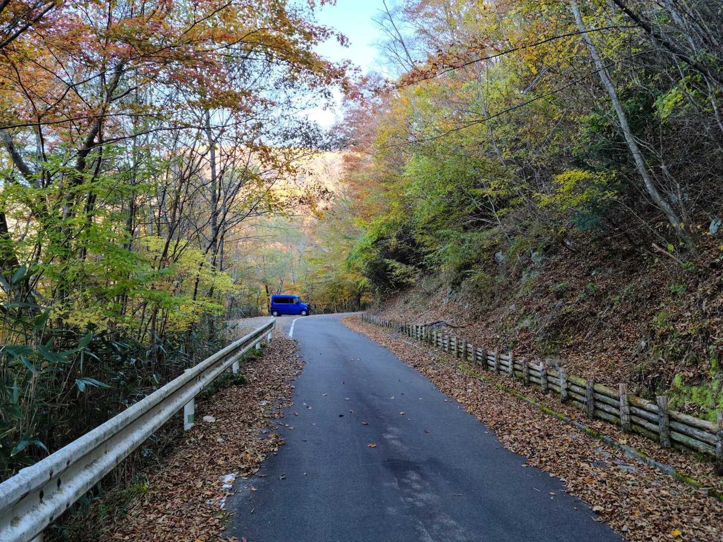 真先峠。１台止まってた。ここに止めて十枚山まで行くことも可。ここまで道は問題なし。