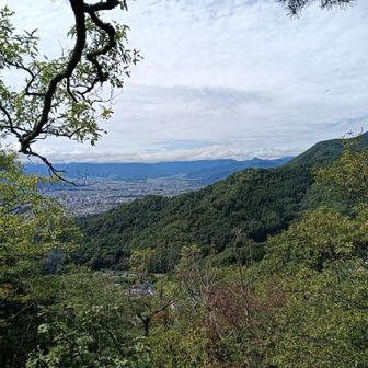 そこから上田の町並みが見えます。上田城も小さく