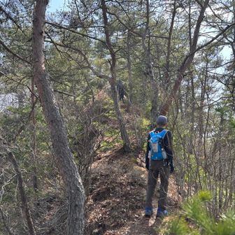 岩殿山山頂直下の
ビクトリーロード👆
細尾根を登って、
岩をよじ登ると山頂！

実は右側に巻道がありました😆
先程のソロ👩‍🦰お姉さんに
抜かれました💦