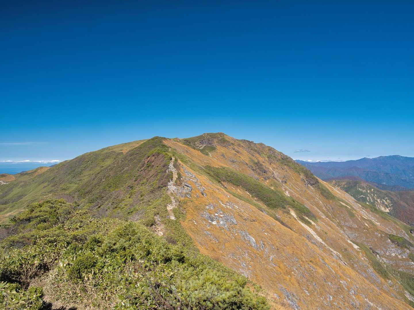 やっと見えた朝日岳