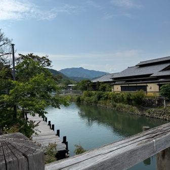 渡月小橋から。正面に愛宕山✨