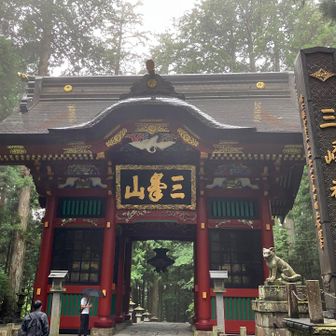 三峯神社の立派な隨神門です。両側には狛犬ならぬ狛狼が睨みを利かせています。