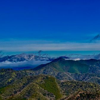 向こうの高い山は、雪が積もってるね❄️