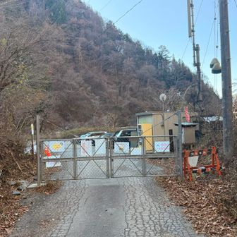 地味に長いロードを歩いて無事下山です！
お疲れ山でした〜🏔️
(車が増えてる🫢笑)