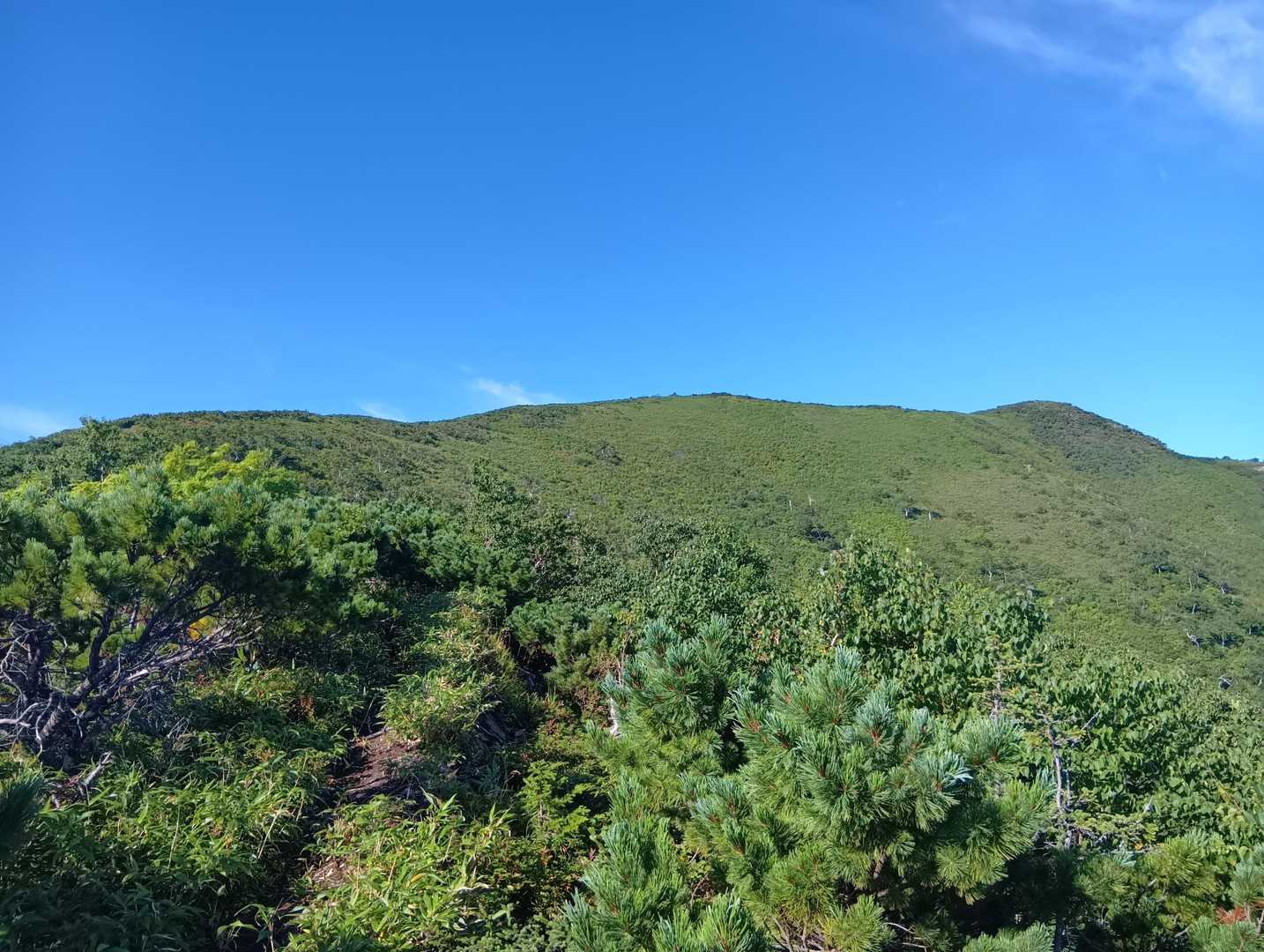 有明山へは左から登っていきます
山頂は中央のトンガリの少し奥