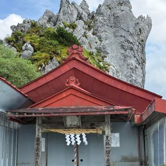 大剣神社。
空高く突き出た巨岩はこの神社の御神体。