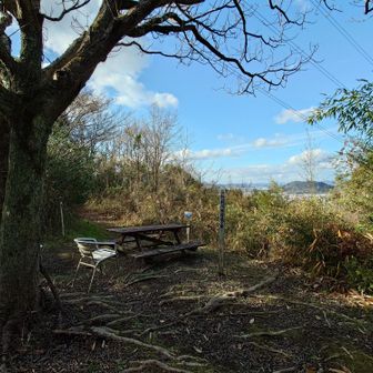 ここの山頂にもベンチと展望あり