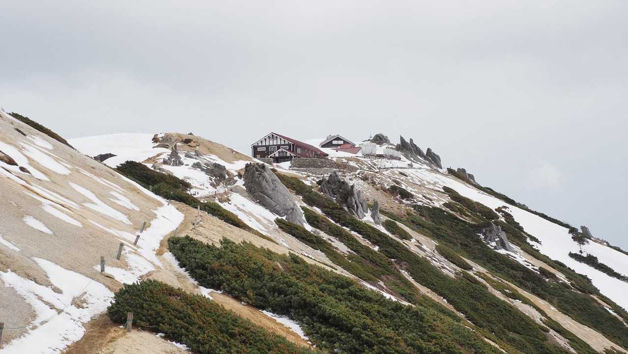 燕岳、残雪の稜線へ の写真 16