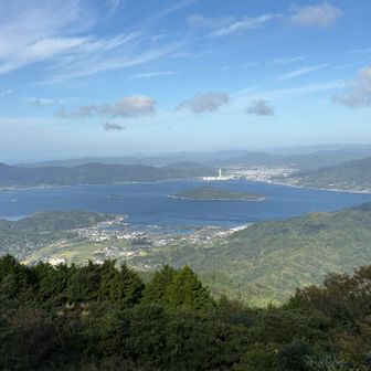 海の先には、18歳まで住んだ故郷の柳井市の町が見える。