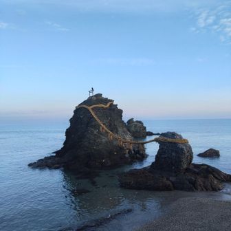 夫婦岩🪨
朝からそこそこ観光客もいた。
ちなみに、上にカラスがとまっていますね。🐦‍⬛