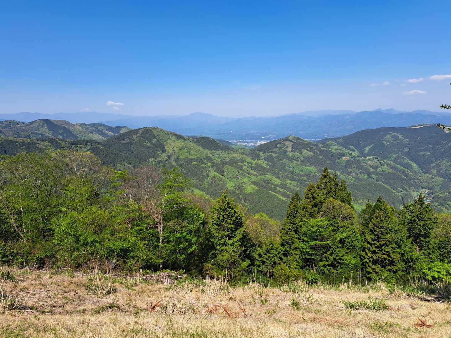 霞んでいて見にくいけど両神山も見えてました

360度のパノラマビューです