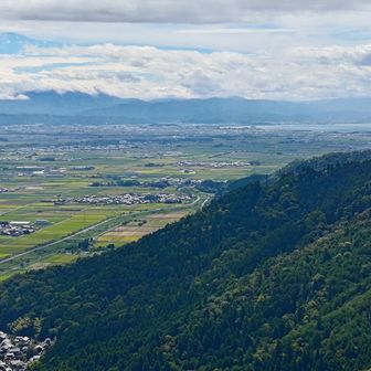 伊吹山は雲がかかっている