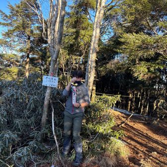 唐松尾山に到着〜♪
「奥多摩・多摩の百山」コンプ🎉

「多摩百山」「多摩100山」「大多摩30座」やってると重複する山があるから実際は10座くらい新たに踏んだだけです😆