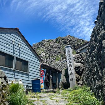 御室小屋の周りで残りのランチタイムしてピストンで下山