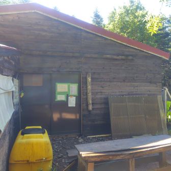 いくつかのピークを越えて早川尾根小屋到着。無人でした。水場ありトイレあり