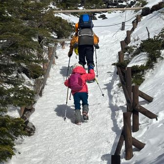 途中すれ違った　親子3人　
1番下のお子様はお父さんが背負ってます
後ろの女の子　アッパレ　👏