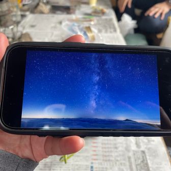 この日は我々含めて8人が宿泊。

本日の愉快なメンバー🫶
星活🌟男女ペア👫
天気を見て直前でここに決めたフッ軽男女ペア👫
登山歴50年以上？！話を聞けば大体「20年前」と答えてくれた猛者紳士🕺
千葉から交通機関でやって来た健脚山ガール💗
そして我々🎂
自炊室に集まれば始まる山の話⛰️

この画像は山で星活をしている男性が撮ったもの🌟
実質宇宙でしょ🤩
すごすぎる！！！
他にもお星様が綺麗過ぎる動画も見せてもらっちゃった☺️