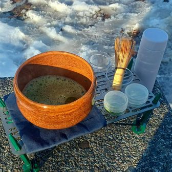 温かいお茶で一服🍵
今日は大樋焼のお茶碗で♪

白山を眺めながら飲むお茶は
やっぱり最高🥰

サーモスのコンパクトな魔法瓶（ポケットマグ）を買ってみた。
満水でお湯150cc、抹茶２杯分くらいのサイズ感が丁度良い。