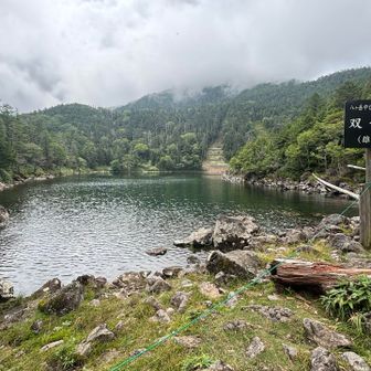 双子池を挟んで雄池。水がとてもきれい（飲用水としても使われる）だそう。
