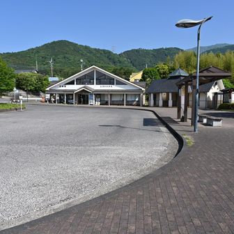渋沢からのバスは平日でも登山多く、立ち客あり。
バス停は、トイレ、売店、自販機あり。