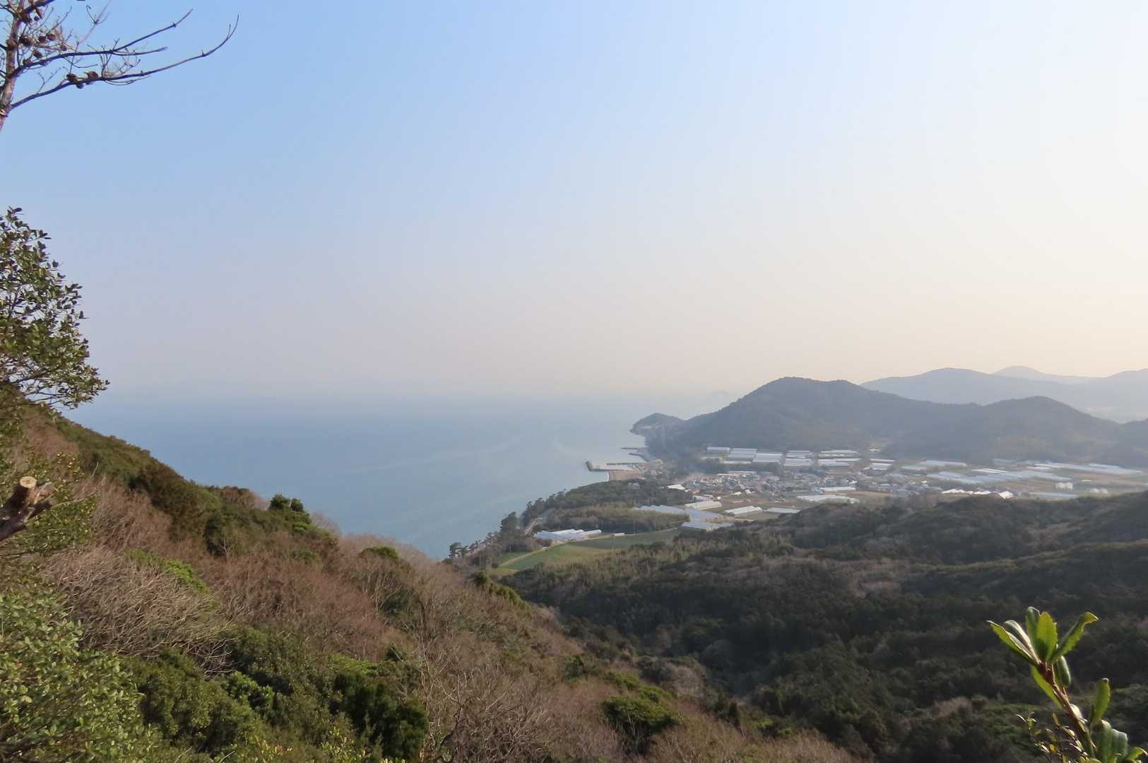 太郎岩から見た三河湾と宇津江町  
対岸の蒲郡方面は霞んで見えなかったよ～
右手には田原アルプスだね
