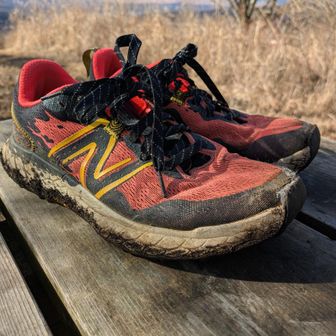 丁寧に歩いてるつもりだけど泥が付くシューズ👟
愛岐トンネル後からずっと足裏が痛いなぁと思ってたら、2週間後ぐらいに足裏からトゲが2本出てきた🦔
前にもあったけど5℃以下になると足裏感覚が麻痺して怪我しても気付かない🧊
寒い時はワラーチはやめて靴を履きましょう😏