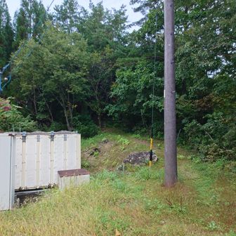 駐車場奥のこちらから山の中へ。