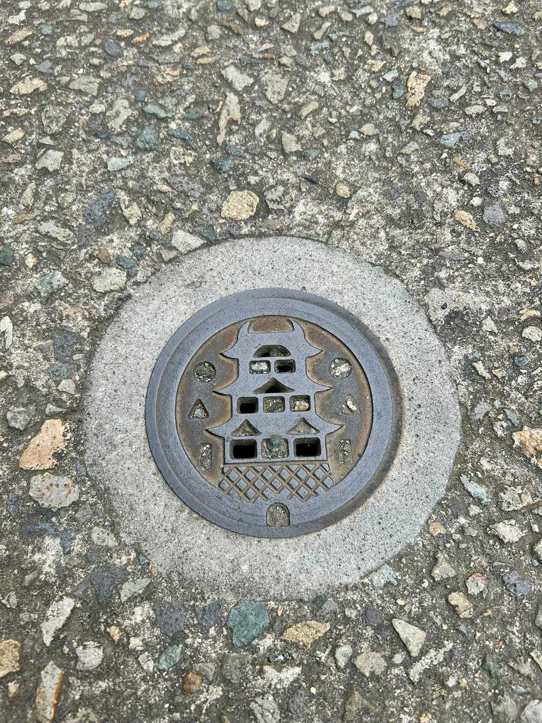 姫路城のマンホールが可愛い。

時間あればお城も寄りたかったな🏯