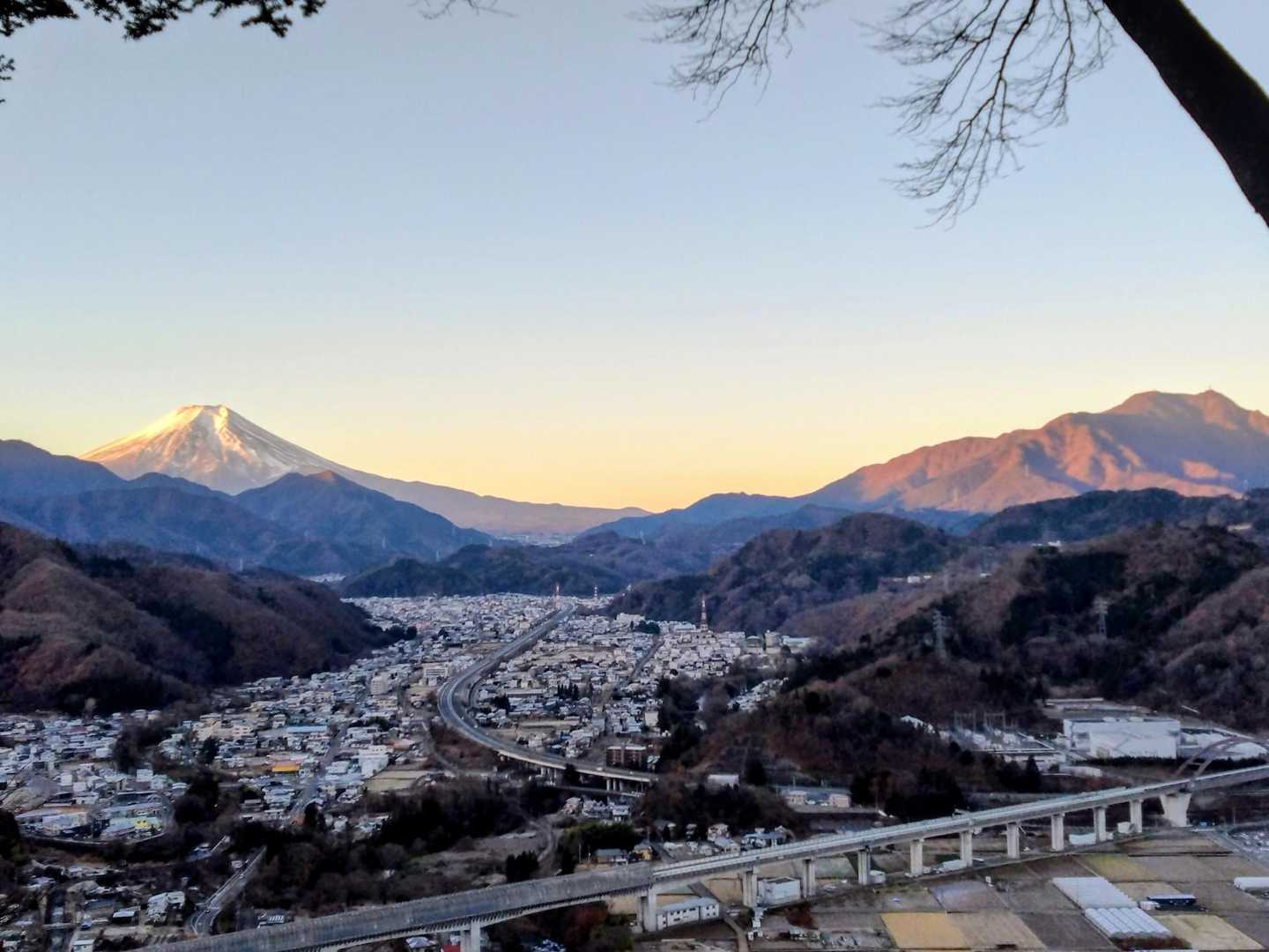 左…富士山　右…三ツ峠
中央…中央高速道
下…リニアモーターカー線路