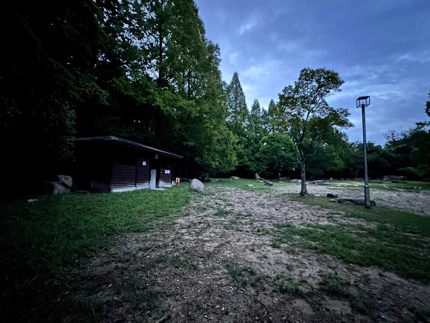 広場に到着
ここにもトイレあり

ちょっと薄暗くて不気味
木の奥🌲🌲🌲から
『ガルルゥ〜』って唸り声が……😱💦

こ、怖い😨
『すぐに帰るんでお邪魔しま〜す💦』
