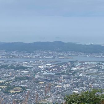 山頂からの眺め、石嶺山。手前は洞海湾