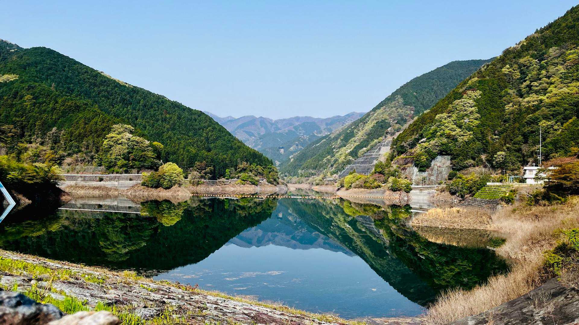 いいお天気ー♪
有間ダムのリフレクションが美しくて、さらに美味しい空気を吸いながらやっぱり自然はいいなと
これから登る棒ノ折山も楽しみで仕方がない