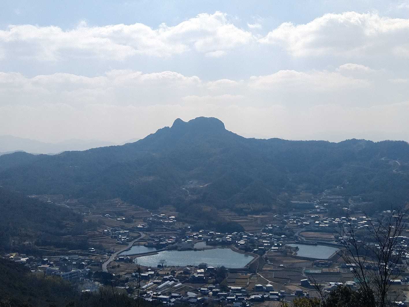 庵治の町を
優しく見下ろす五剣山⛰️✨