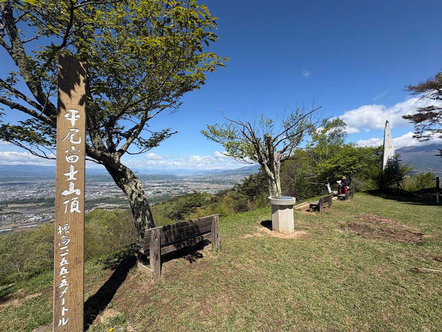 平尾富士山頂🗻
のんびりできる広場みたい。