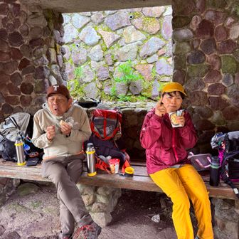 さみぃ～！！！
私は三俣山へは登りませんからね…
雨降ってるし下りでズルッとなってまた足を挫くのが怖いので早々に宣言
しかしブスな顔でオニギリ食っとるなワタシ