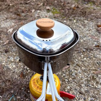 ラーメン作るには高いと思ったけど
キャンプで使うのに買ったが
使ってみると便利で家でも使ってる😊
沸くのが早い😲
鍋に水量のメモリもついてるし
湯切りも出来るし
何にでも使える
中にバーナーとOD缶が入るし四角インスタラーメンも入る
ただ取手が熱くなるので100均の金魚のところで売ってる
エアーチューブで巻いた😊
ラーメン鍋はお気に入りになった👍