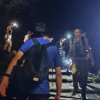 登りはじめると、恒例の挨拶もはじまりましたよ
下山する人から「おのぼりやす」と言われると、こちらは「おくだりやす」と返します
これが山頂近くの山門のあたりまで延々繰り返されます