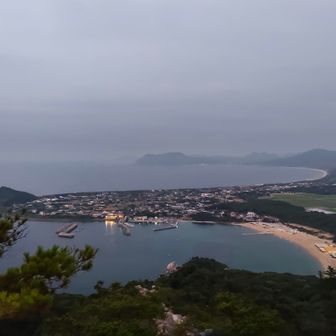 19時日没🌅
ヘッテン点けて降りていくよ
夕暮れ時に海辺もあかりが灯もって…