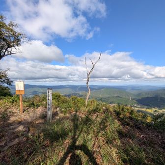 猿隠山に到着。標高差220mに53分もかかるとは情けない。やはり昨日の疲れが残っているようだ