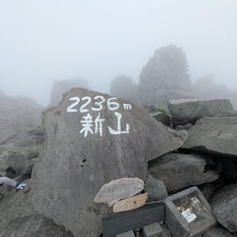 何とか登頂しましたがヘルメットの着用をお勧めします🤔😂
お花畑からのギャップがあり過ぎる難所です😆