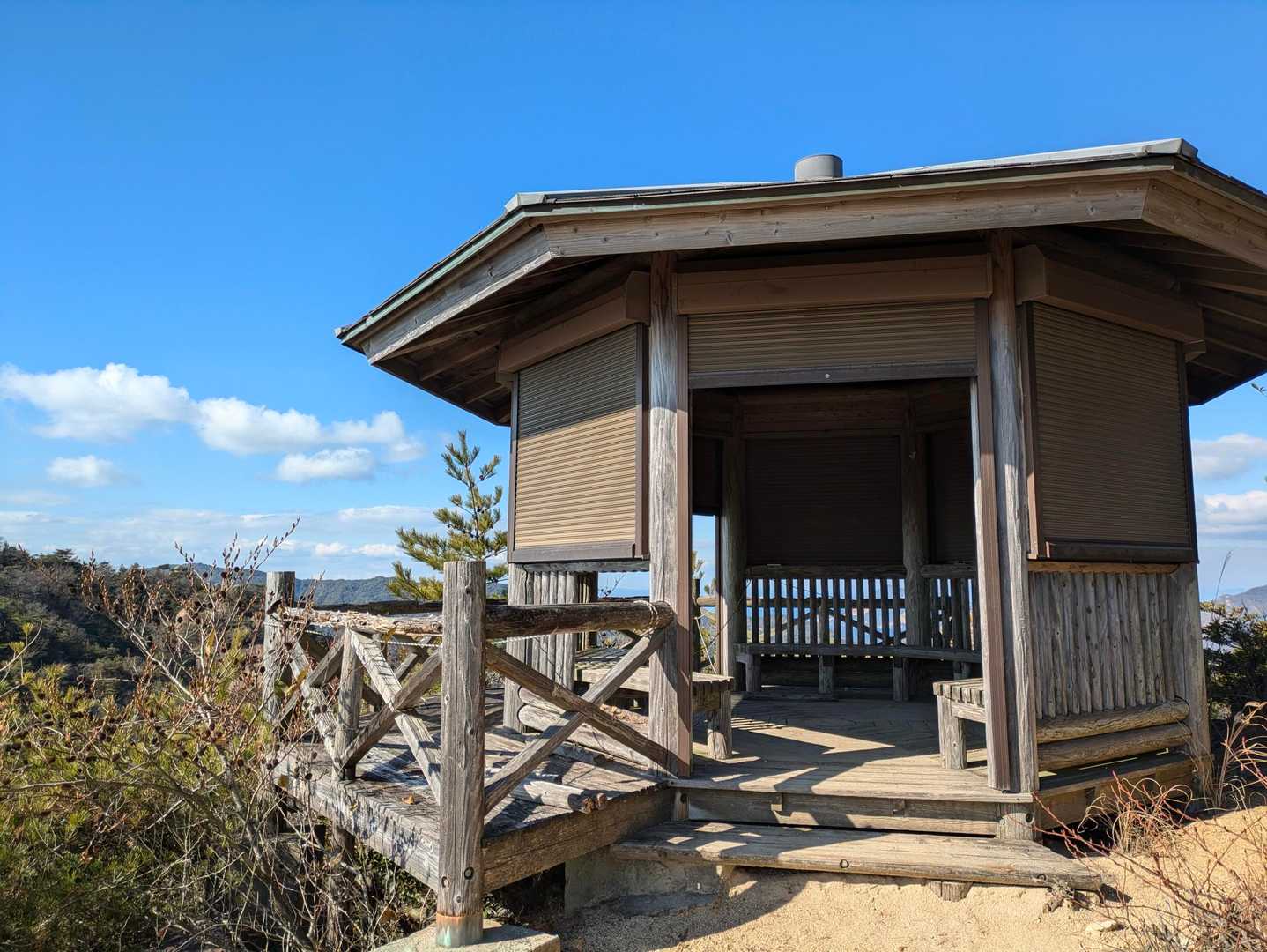 火山へ向かう途中の東屋はシャッター付きでりっぱです