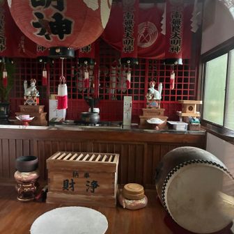 艮堂の中