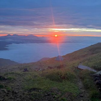 火打山、妙高山の右手
雲海のむこうから