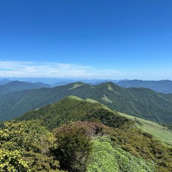 冠山なんかの稜線。
またぼちぼち続きも繋げていきましょう。