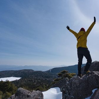 高見石山頂にて。さっきまでいた凍った白駒池が眼下に