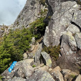 頂上付近は岩だらけです